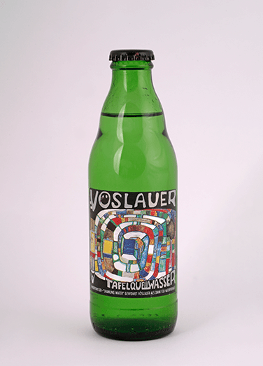 Vöslauer Flasche mit einem Etikett entwurfen von Friedrich Hundertwasser