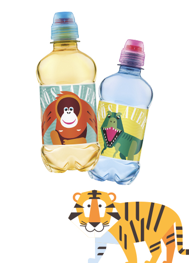 Zwei bunte Vöslauer Junior Flaschen mit dem Motiv Gorilla und Dinosaurier und eine Grafik von einem Tiger ist zu sehen