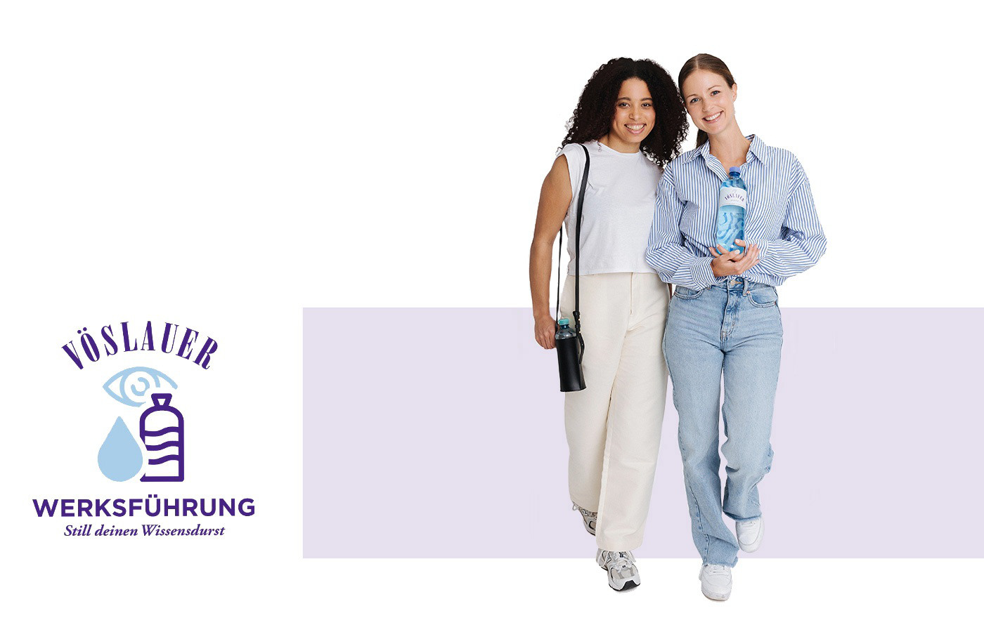 Vöslauer Werksführung. Still deinen Wissensdurst. Zwei frauen halten Vöslauer Mineralwasserflaschen und lächeln in die Kamera.